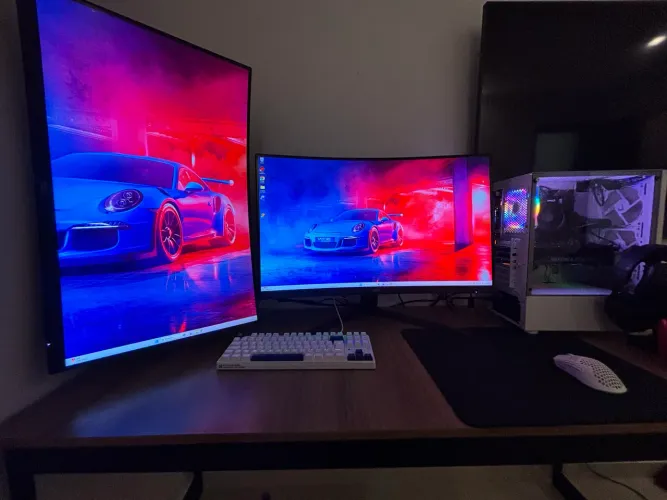 Pc gamer com 2 telas curvas 32 quadHD