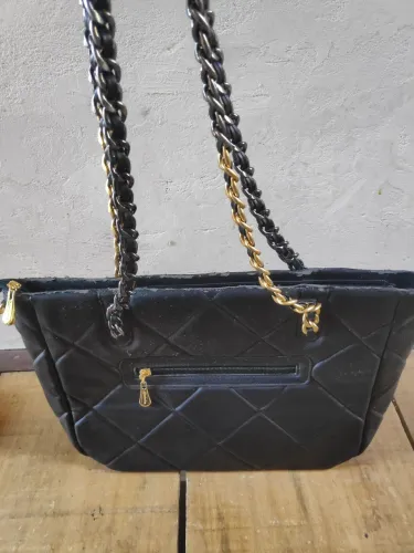 Bolsa preta acolchoada de couro com corrente em bom estado