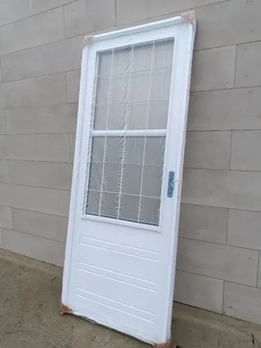 Porta de aço com vidro e grade Quadriculada. 85cm