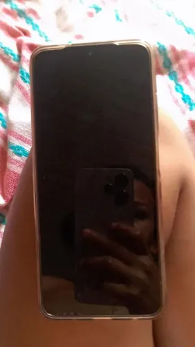 Celular bom de uso poucos dias de uso vai com carregador