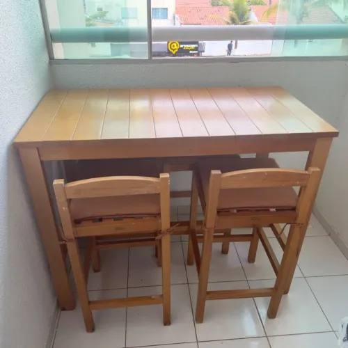 Conjunto mesa retangular , com 04 cadeiras estilo banqueta (madeira)