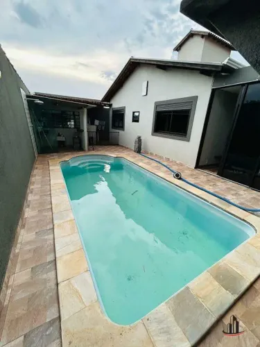 Excelente casa no bairro Pontal com 3 Suítes, Piscina e Varanda Gourmet
