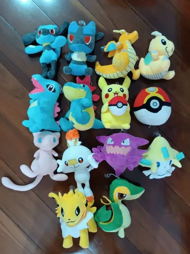 Lote de 14 pelúcias de Pokémon
