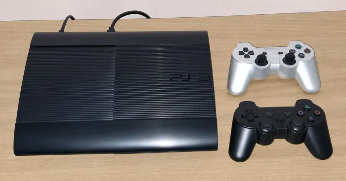 PS3 Super Slim 1TB + 70 Jogos + 2 Controles
