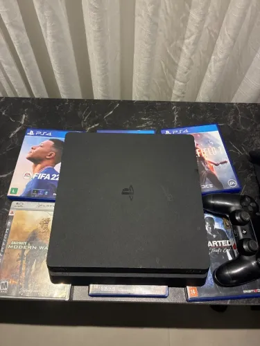 PlayStation 4 com controle e jogos