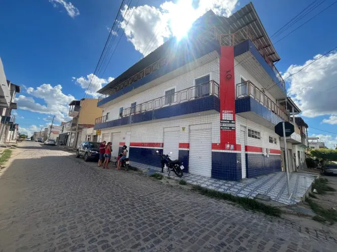 Prédio Comercial + 3 apartamentos