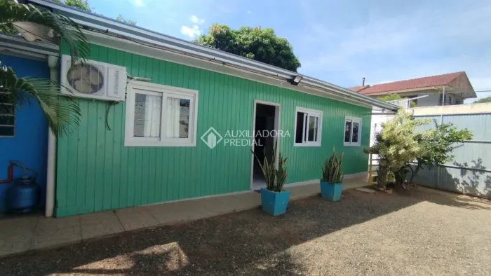 Casa 3 domitórios na Zona Sul de Poa.