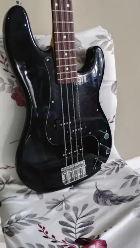Baixo SQUIER Fender Pbass