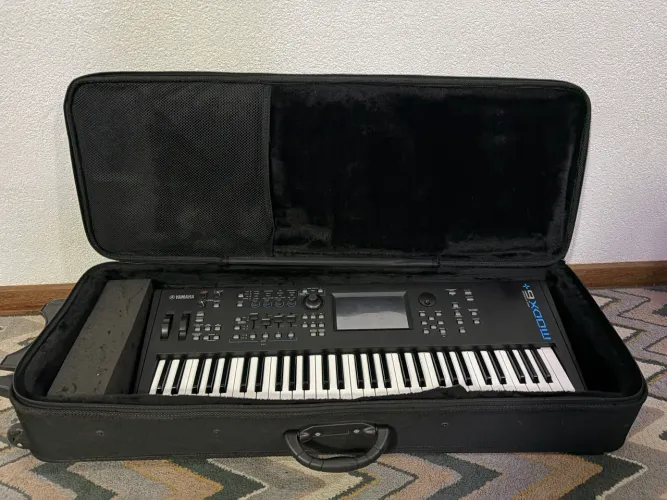 Yamaha MODX6 + Semicase Solid Sound ? R$ 8.000