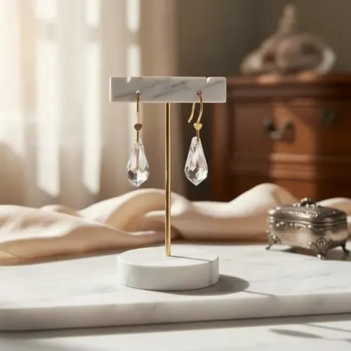 Belíssimos brincos em ouro 18k anzol com pedra Cristal lapidado