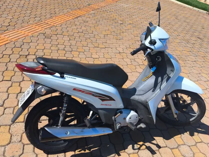 Vende-se biz 125 modelo EX ano 2015.