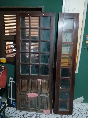 Porta de madeira com vidro