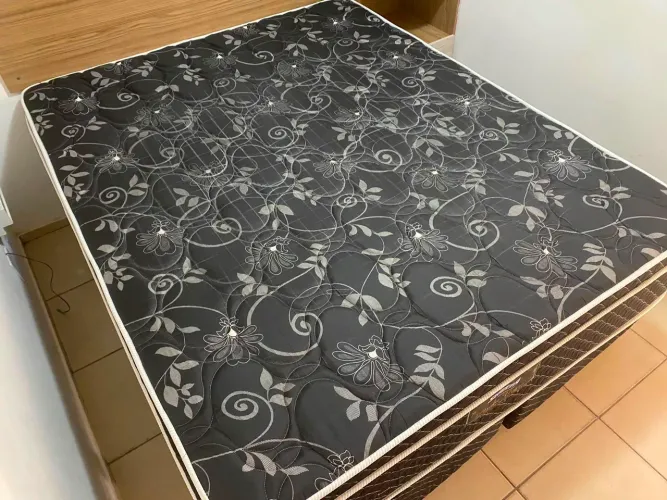 Cama box Queen size colchão de molas ensacadas pouco tempo de uso ((ENTREGO GRATIS))