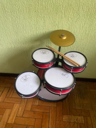 Bateria musical infantil.