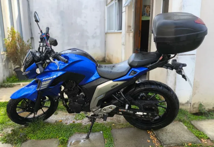 Vendo moto FZ25 2022 flex azul 31.500km