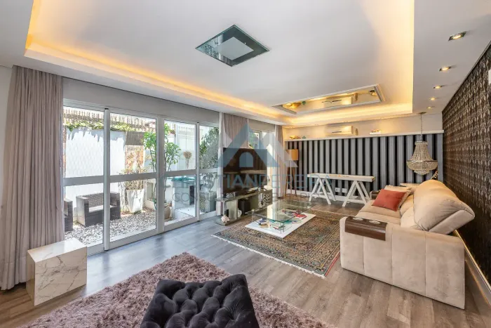 Casa de condomínio de 250 m2, 4 dorms sendo 2 suítes, 3 vagas, finamente decorada, infra c