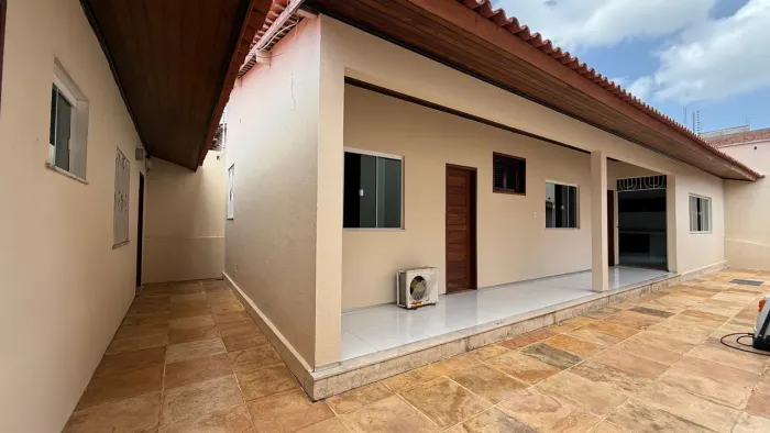 Vende-se Casa Espaçosa no Quintas do Calhau | 7 Quartos | A 700m da Litorânea