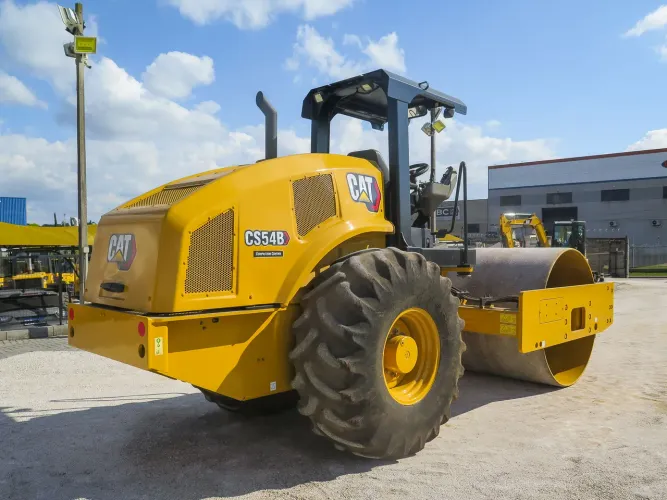 Rolo compactador CATERPILLAR CS54B 2019 com 4.500h de operação