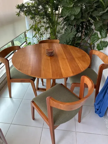 Mesa de Madeira Riodecor com 4 cadeiras verdes