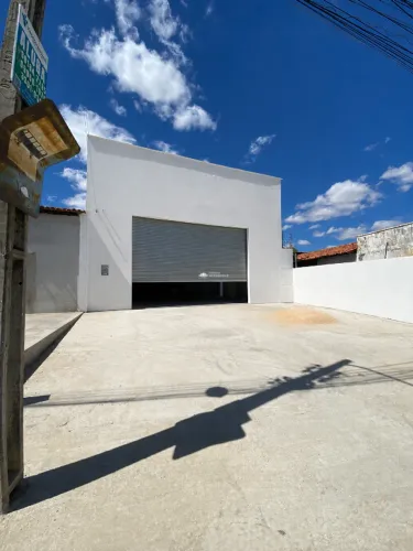 GALPÃO COMERCIAL COM 05 VAGAS DE GARAGEM DESCOBERTAS NO BAIRRO AGUA MINERAL.