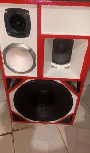 Vendo esse som  caixa bob no precinho pra vender logo 