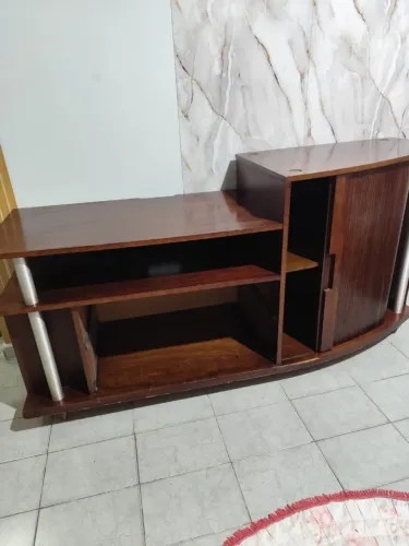 Vende se um rack de madeira para sala.