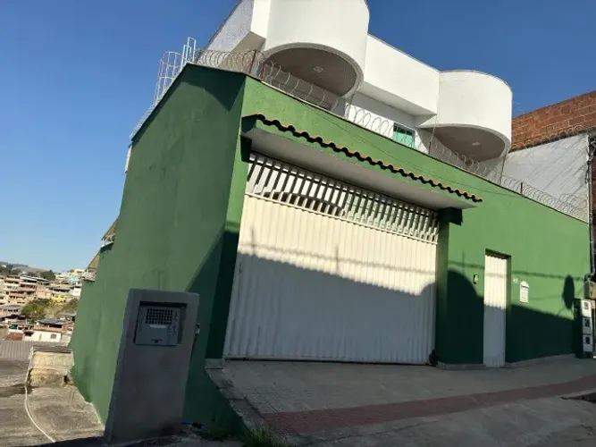 Casa de 4 Pavimentos no Bairro Santa Cecília | Piscina, Área Gourmet e 6 Quartos