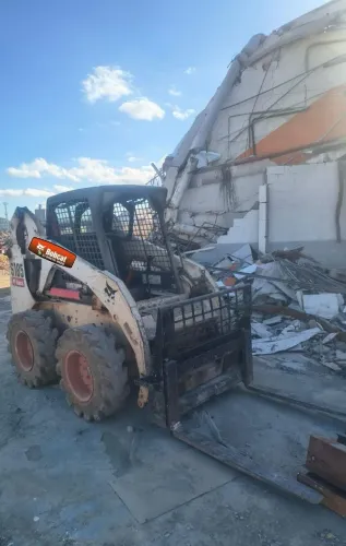 Mini Carregadeira Bobcat S185 cabine aberta e pneus semi maciços 
