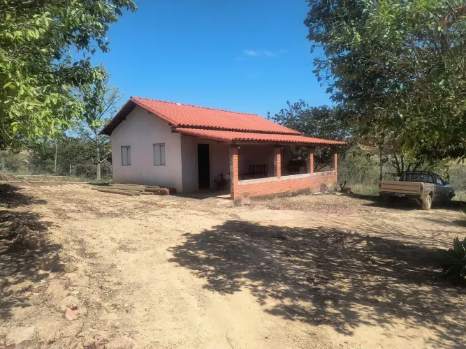 Sítio com ótima casa entre Bocaiúva e Guaraciama, ótimo local 10 minutos da cidade.