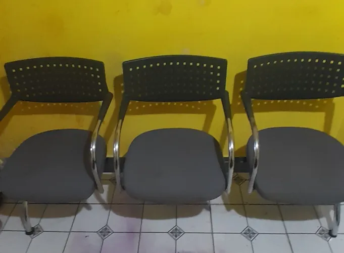 Cadeira Longarina 3 lugares cromada com estofado cinza- Clínica/ Recepção e Escritório 