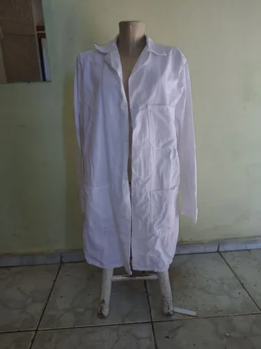 Três jalecos mais um estetoscópio com kit de peças extras