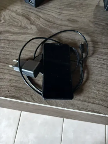 Vendo um celular A 0 1 aconpanha carregador valor negociável