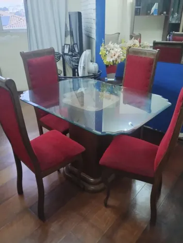 Mesa com tampo de vidro e quarto cadeiras