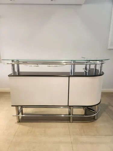 Barzinho de couro e metal