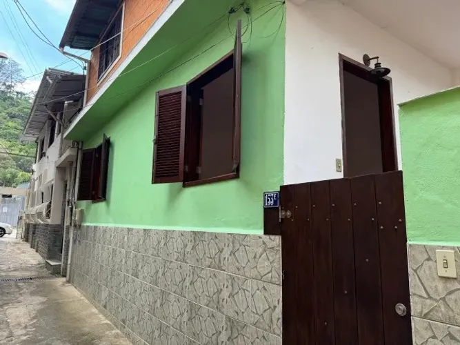Alugo casa em Correas com 2 quartos - perto da praça