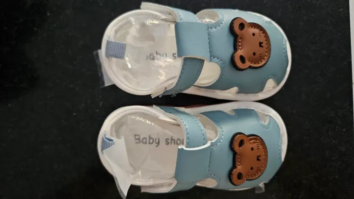 Sandália infantil menino que faz barulho quando anda.