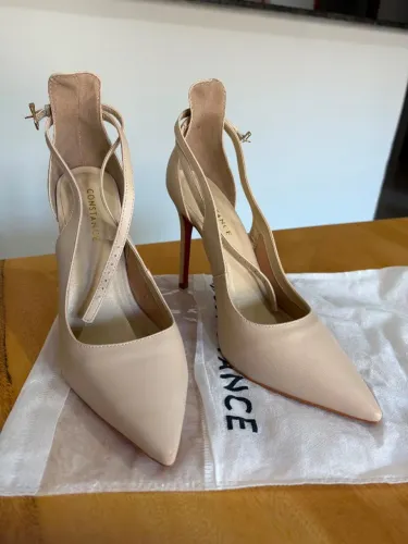 scarpin slingback de bico fino.