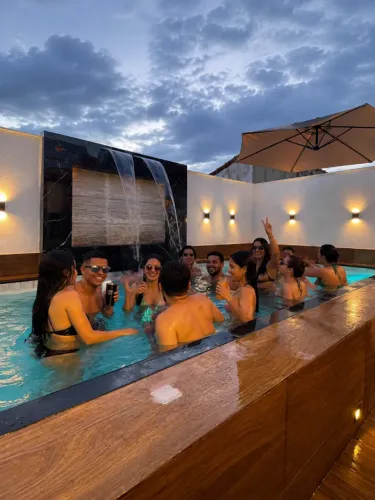 Casa de Temporada com 2 piscinas e ar em todos os quartos em Itaipuaçu com kit churrasco