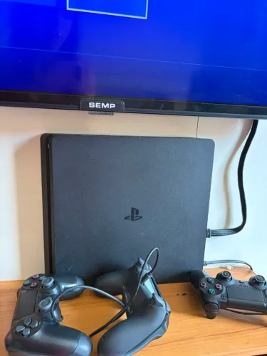 Vendo, play 4 desbloqueado com 3 controles e 7 jogos.<br>Mais informações PV ?