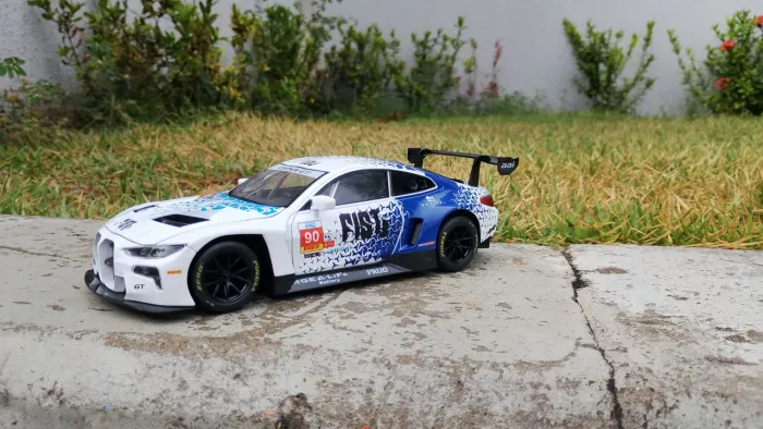 Miniatura Carro de Corrida BMW M8 GTE - Escala 1 /24
