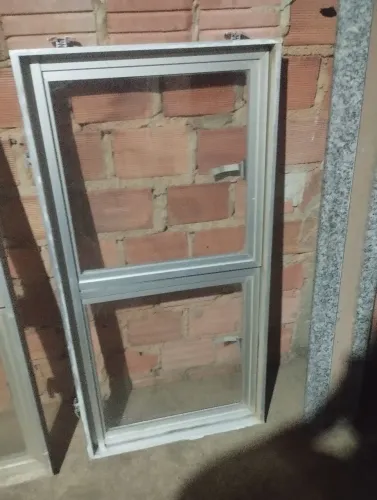 Vendo janela de vidro $150 com a pedra incluso