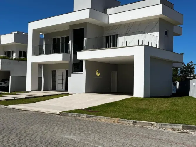 Casa de alto padrão com 4 dormitórios sendo 3 suítes, em condomínio fechado no ingleses! R