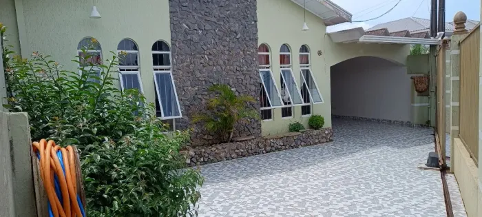 Propriedade contendo 2 casas 300m2