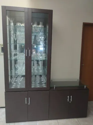 Móvel com Cristaleira