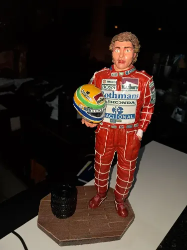 Ayrton Senna de resina 30 cm.