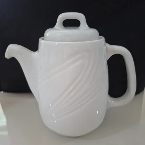 Bule de Porcelana Branca Schmidt com detalhes em relevo 14cm