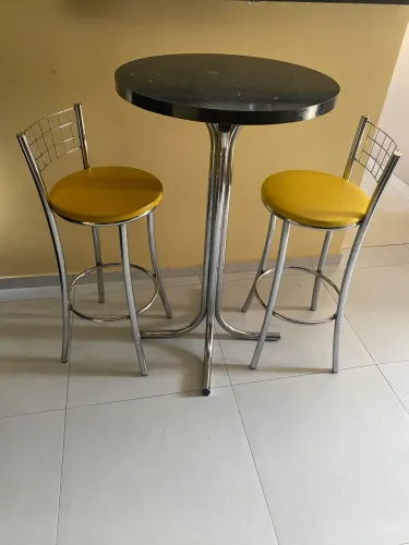 Mesa e banquetas 