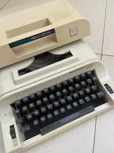 MÁQUINA DE ESCREVER