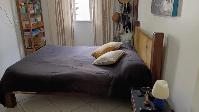 Cama queen em madeira maciça com cabeceira estofada