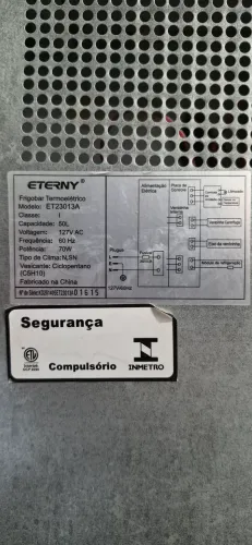 Frigobar Eterny de 50 litros, modelo ET23013A, termoelétrico, 127V.
